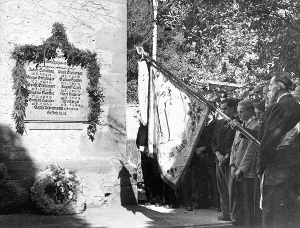 1951: Singen am Ehrenmal zu Ehren der Gefallenen